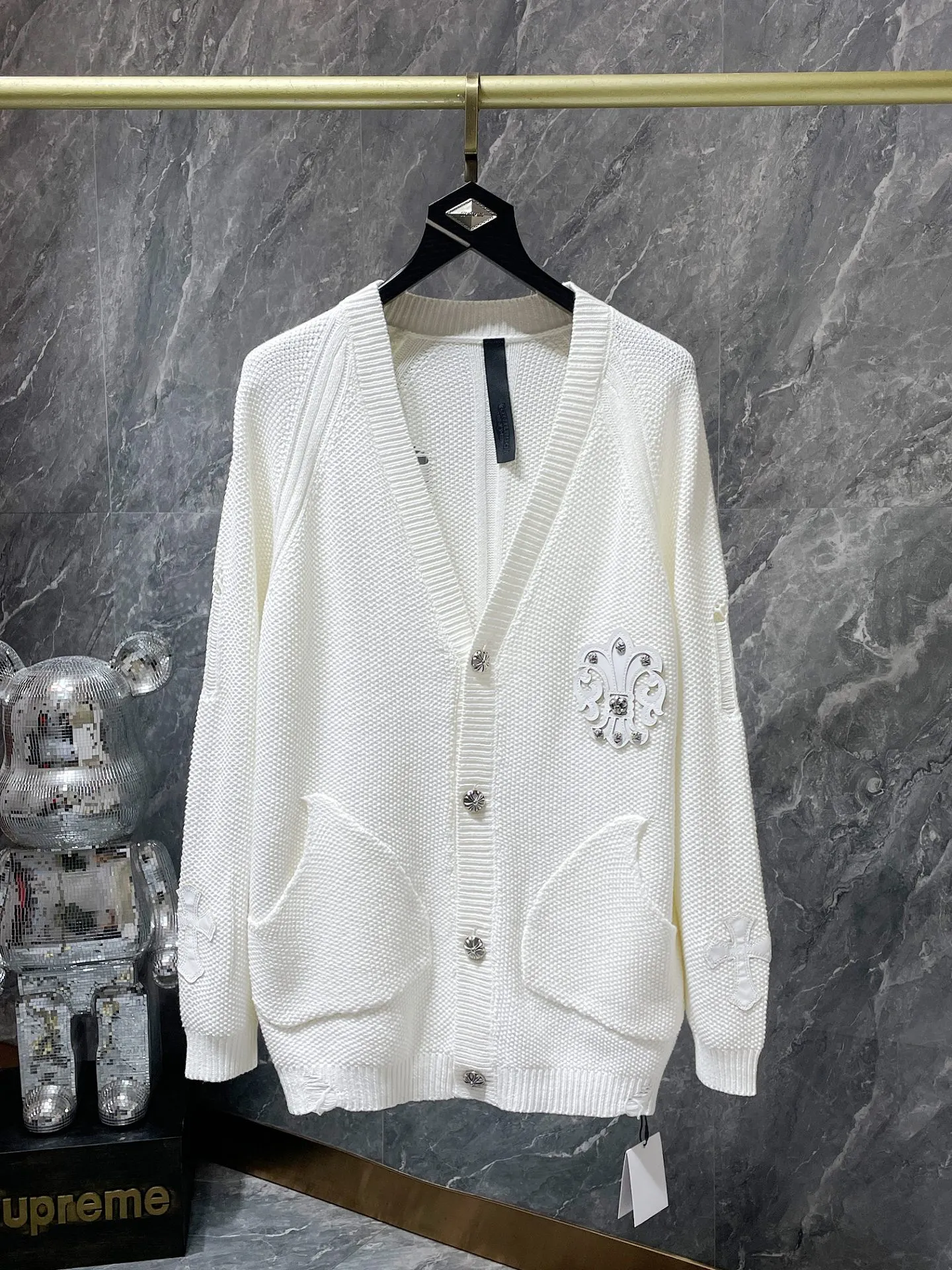 P276 Chrome Hearts 🍁Autumn and winter sweater series🍁 Crow embroidered holey loose Korean sweater Selected high-quality pure cotton high-weight knitted Customized Chrome Hearts hardware buttons ➕ Leather label embroidery on the chest Using Tajima machine embroidery technology Non-commercial version A must-have for fashionable high-street men and women 🌈Recommended colors: black white 🌈 Sizes: S, M, L, XL